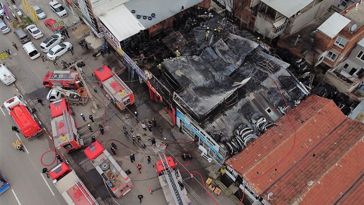 Kemerçeşme Mahallesi İstanbul Caddesi`ndeki iş yerinin üst katında bulunan depoda henüz belirlenemeyen nedenle yangın çıktı.