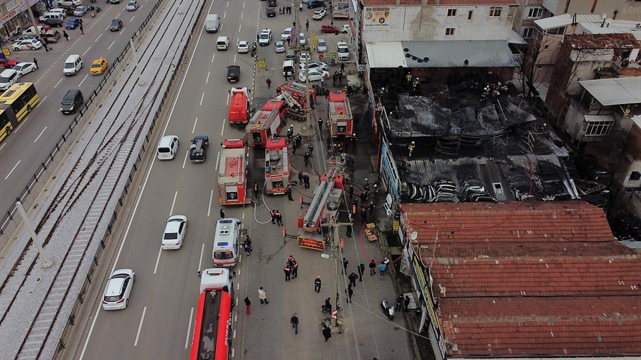 Çevredekilerin ihbarı üzerine olay yerine çok sayıda itfaiye ekibi sevk edildi.
