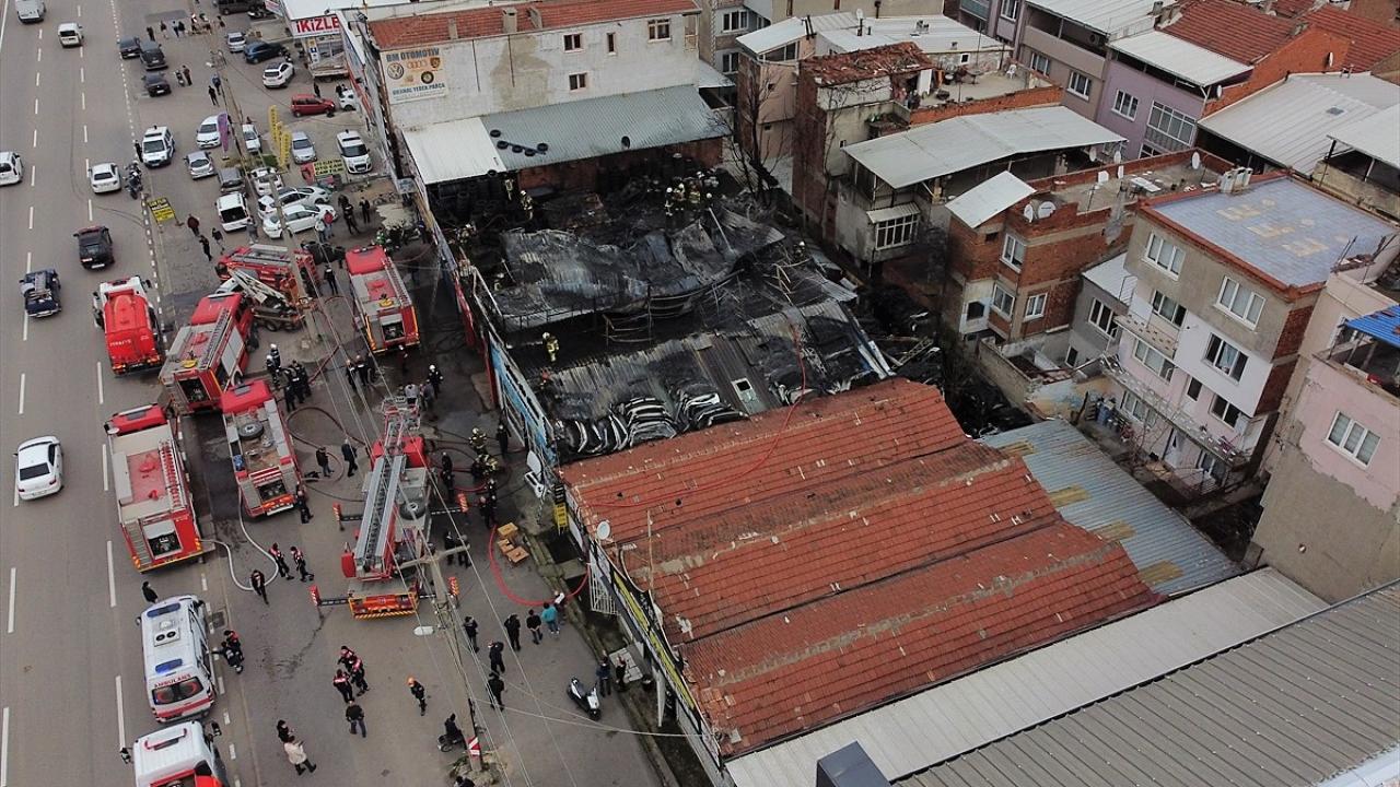 Bursa Büyükşehir Belediyesine bağlı itfaiye ekipleri, alevleri yaklaşık bir saatte söndürdü.