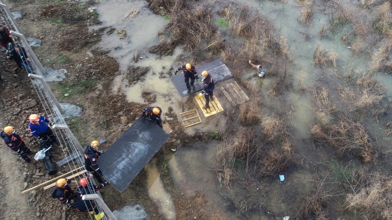 Yasaklı alanlara vatandaşların girmesinin tehlikeli olduğunu hatırlatan Öztürk, kazazedelerin kendilerine de hayati tehlike oluşturduğunu kaydetti.