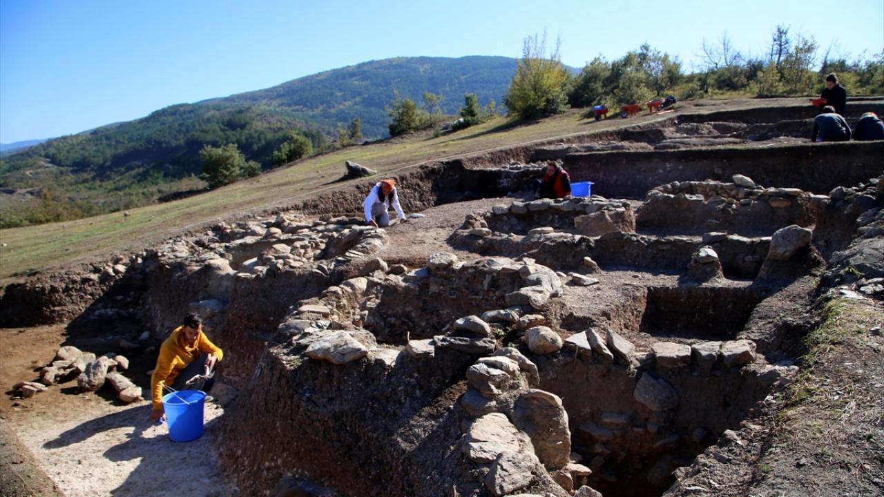 Kazılarda bugüne kadar Akeramik Neolitik (çanak çömleksiz neolitik) döneme ait olduğu düşünülen tapınak, dikili taş, adak çukurları ve "nitelikli heykeltıraşlık" eserlere ulaşılması, arkeolog ve tarihçileri heyecanlandırıyor.