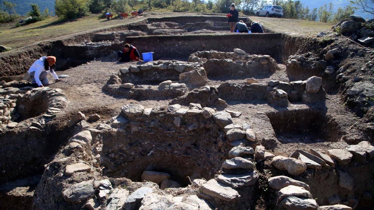 Kazıya, Düzce Üniversitesi Fen Edebiyat Fakültesi Arkeoloji Bölümü Protoistorya ve Önasya Arkeolojisi Ana Bilim Dalı Başkanı Dr. Öğretim Üyesi Nurperi Ayengin danışmanlık yapıyor.