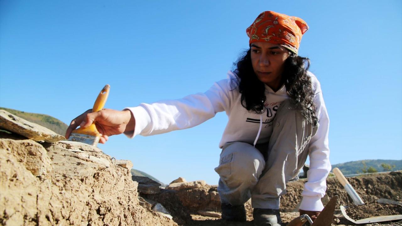 Ayengin, 3 yıldır devam eden çalışmalara Başköy yakınlarında baraj kurtarma kazısı olarak başladıklarını söyledi. 