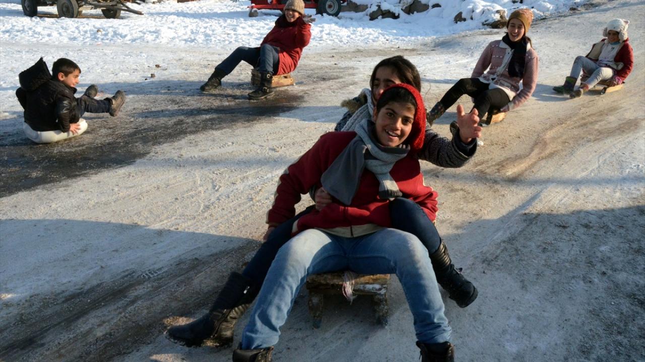 Erentepe beldesine bağlı Kale Mahallesi`nde bir araya gelen çocuklar, kayak pistine dönüştürdükleri alanda kızakla kaymanın mutluluğunu yaşıyor.