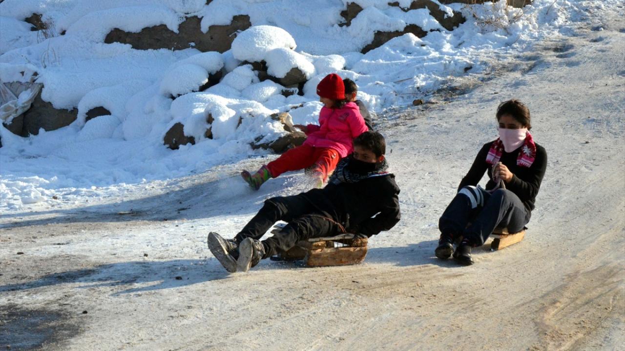 Kızakla kayan çocuklardan Hiranur Aral, karın yağmasına çok sevindiklerini belirterek, "Mahallemizin içindeki boş bir alanı pist haline getirdik. Kızaklarımızla kayarak eğleniyoruz. Güzel zaman geçiriyoruz." dedi. 