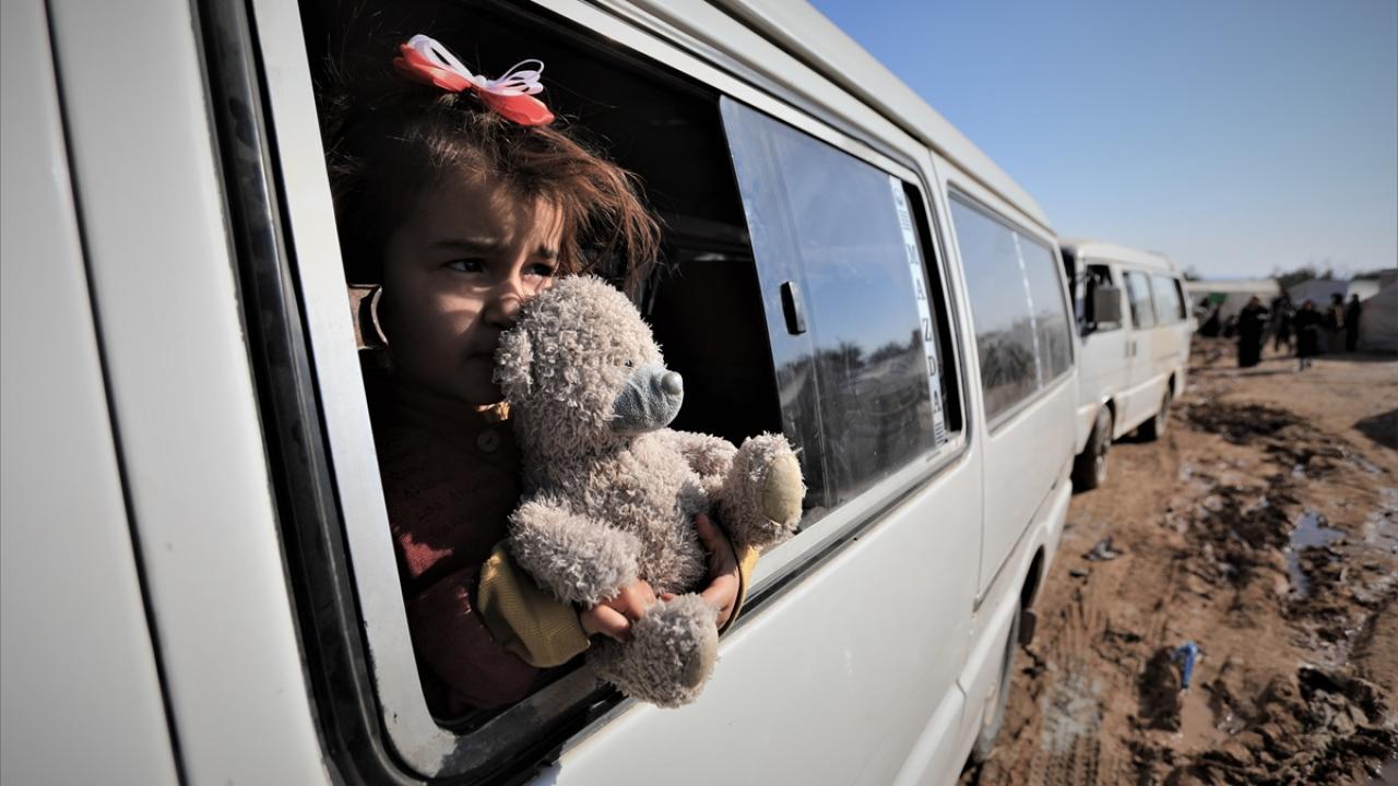 Halep`in Uveycil köyünde yerinden edilen Muhammed Ahmet, yaşadığı mutluluğu kelimelerle ifade edemeyeceğini vurgulayarak, çadır hayatından kurtulmanın memnuniyetini dile getirdi. 