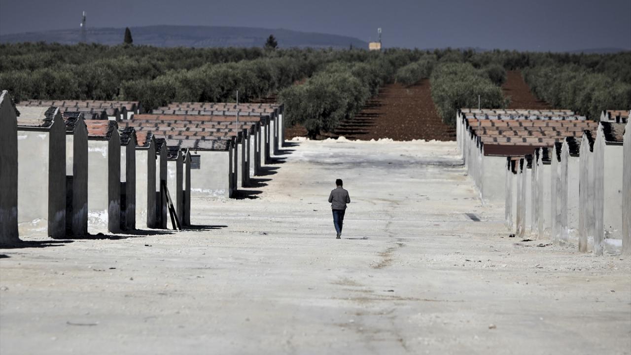 Yeni evlerine yerleşen kardeşler Bimas ve Zeyn El Abidin de sert kış şartlarında çadırda kalmayacak olmanın sevincini yaşadıklarını belirtti. 