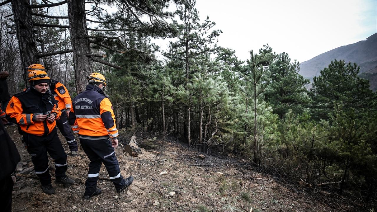Yangında 10 dönüm ormanlık alanın zarar gördüğü öğrenildi.