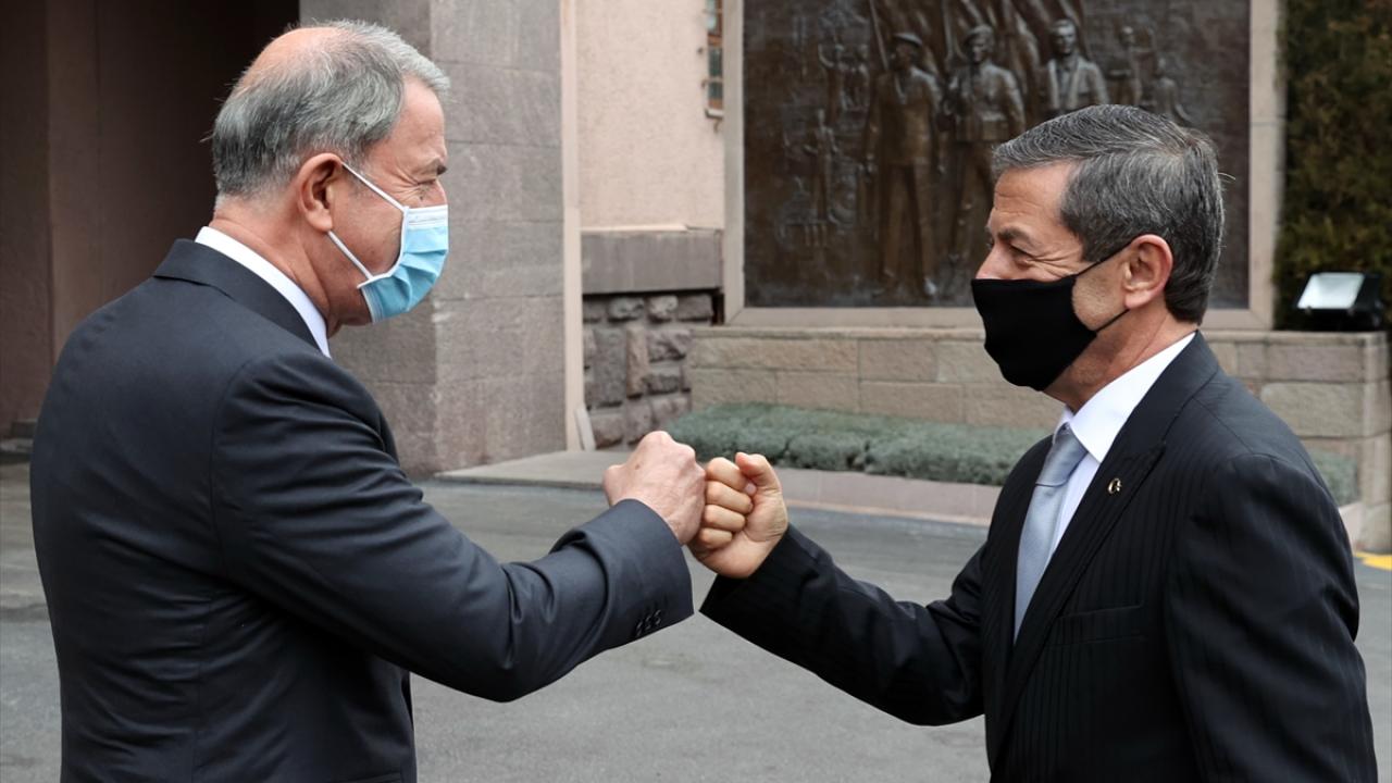 Görüşmede, Rum tarafının uzlaşmaz tutumlarından vazgeçmesinin gerekliliğini belirten Akar, Ada`daki Türk varlığının kabul edilmesinin, egemen ve eşit unsurlar olduğunun bilinmesinin önemine dikkati çekti.