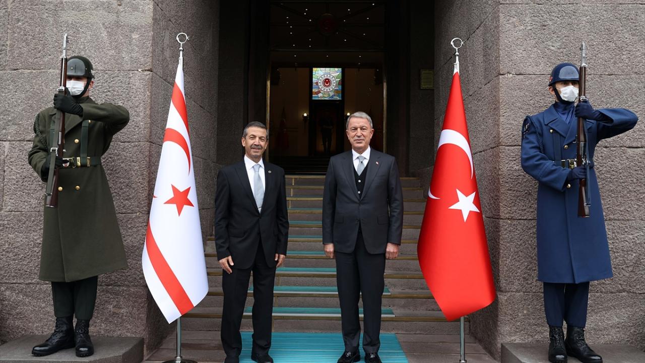 Bakan Akar, Türkiye`nin her zaman olduğu gibi sahip çıkmaya devam edeceği KKTC`nin hak ve hukukunu hiçbir şekilde çiğnetmeyeceğini, bu konudaki tavrının açık olduğunu, 1974`te nerede duruyorsa aynı noktada bulunduğunu vurguladı.