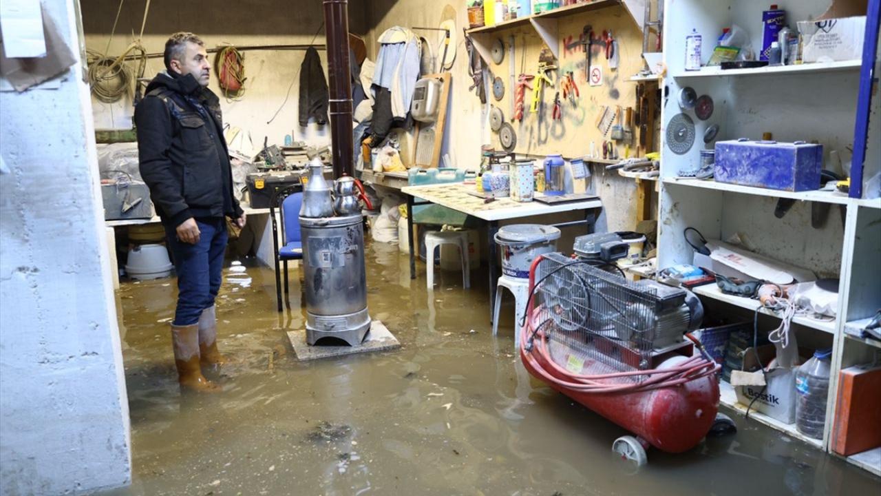 Yağış nedeniyle Güney Çevre Yolu`ndaki bir mermer işletmesini su bastı. 