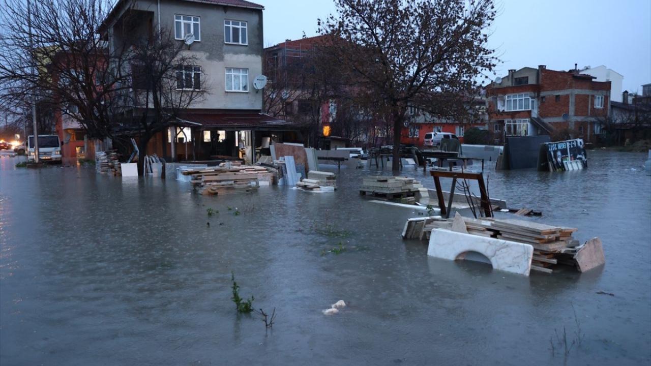 Sağanak nedeniyle Güney Çevre Yolu çift taraflı trafiğe kapatıldı.