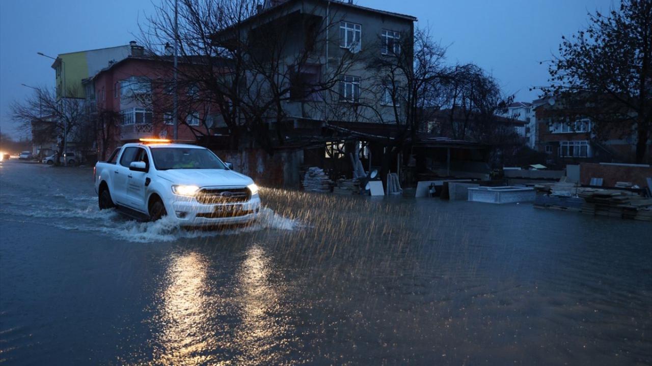 Kentte dün akşam saatlerinde başlayan sağanak, etkisini artırarak devam ediyor.