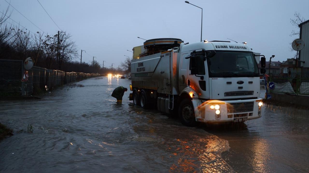 Edirne Belediyesi ekipleri suyun tahliyesi ve yolun açılması için çalışmalarını sürdürüyor.