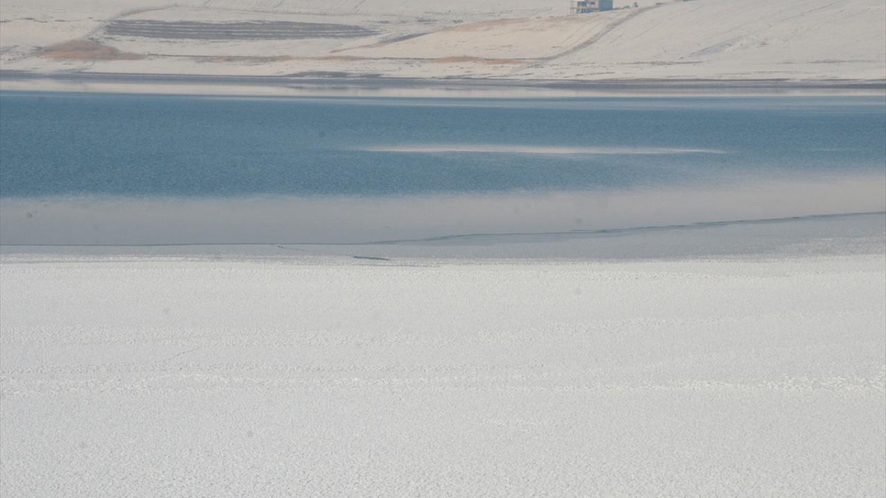 Bölgede kar yağışının ardından etkili olan soğuk hava hayatı olumsuz etkiliyor.