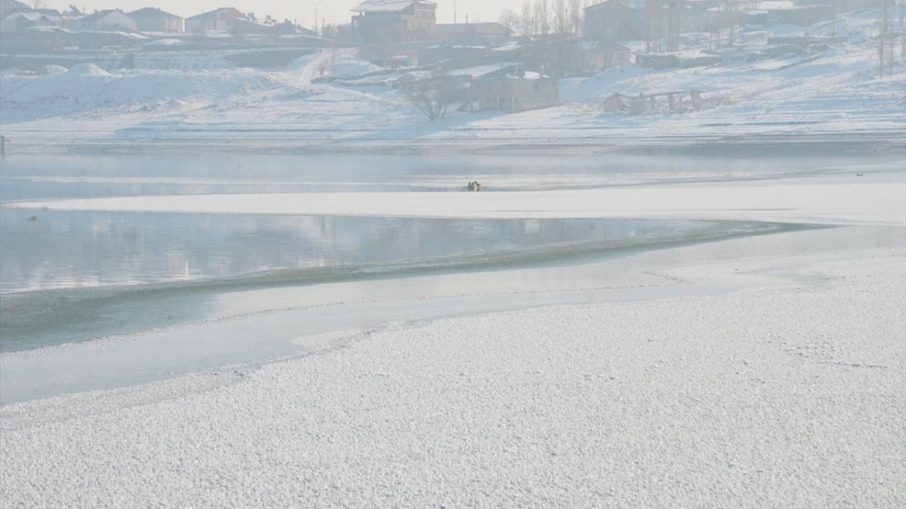 Muş`ta gece saatlerinde sıcaklıkların sıfırın altında 15 dereceye kadar düşmesiyle Alparslan-1 Barajı`nın yüzeyi kısmen dondu. 