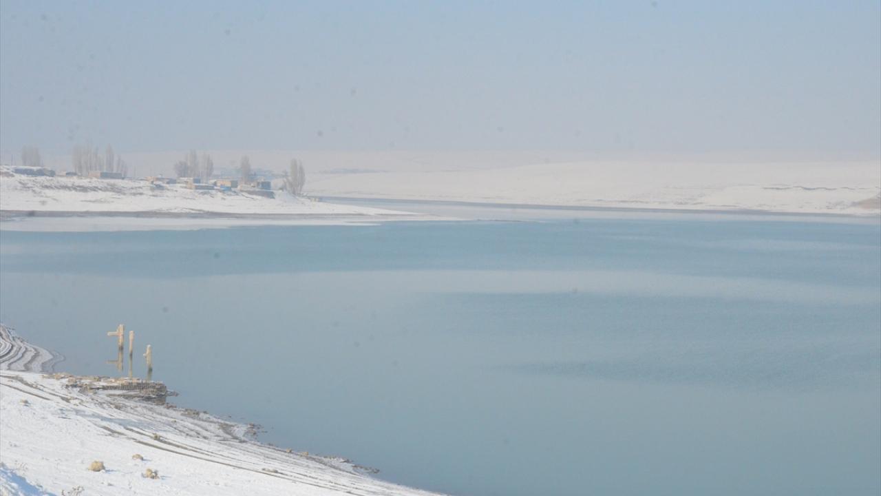 Dere, gölet ve nehirlerin de buzla kaplandığı kentte, ağaçlarda kırağı tuttu, sis etkili oldu.