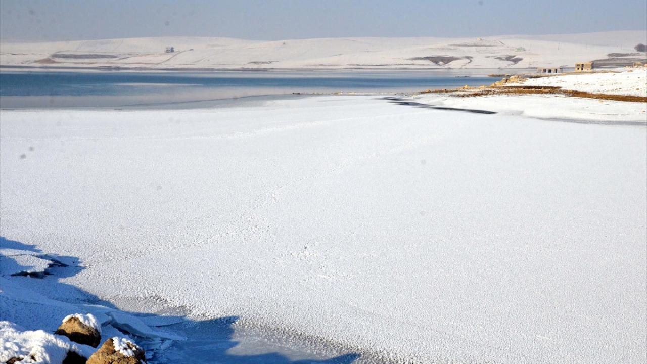 Yer yer sis ve pus ile kuvvetli buzlanma ve donun beklendiği bölgede, hava sıcaklığı mevsim normallerinin üzerinde seyredecek.