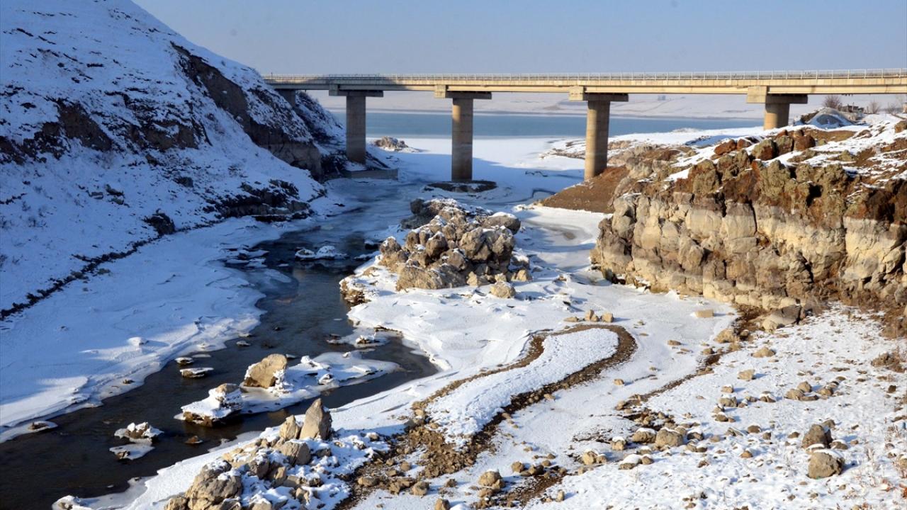 İl merkezleri için en yüksek sıcaklığın Hakkari`de 11, Bitlis`te 10, Van`da 9 ve Muş`ta sıfır derece olması bekleniyor.