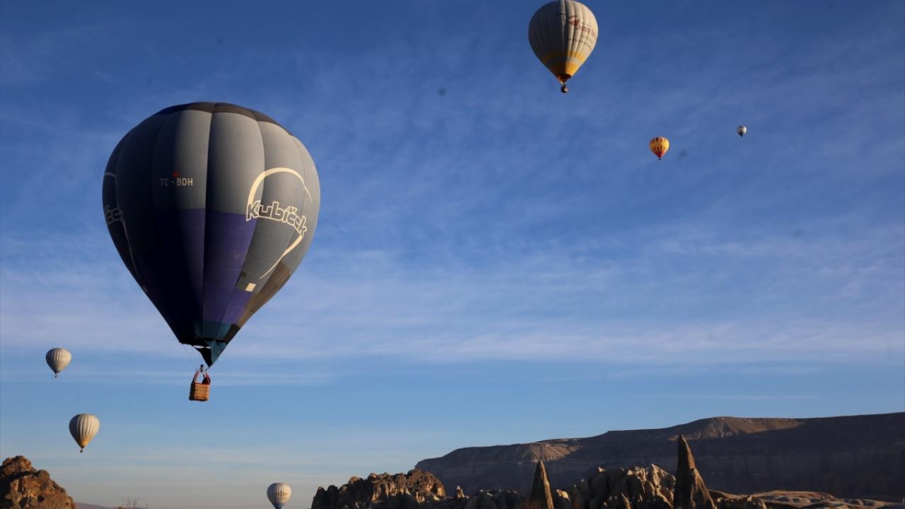 Anadolu Sıcak Hava Balon İşletmecileri Derneği (ASBİD) Başkanı Tevfik Ölmez, Kapadokya`nın ticari sıcak hava balon uçuşlarının dünyada en yoğun gerçekleştirildiği merkez olduğunu söyledi.
