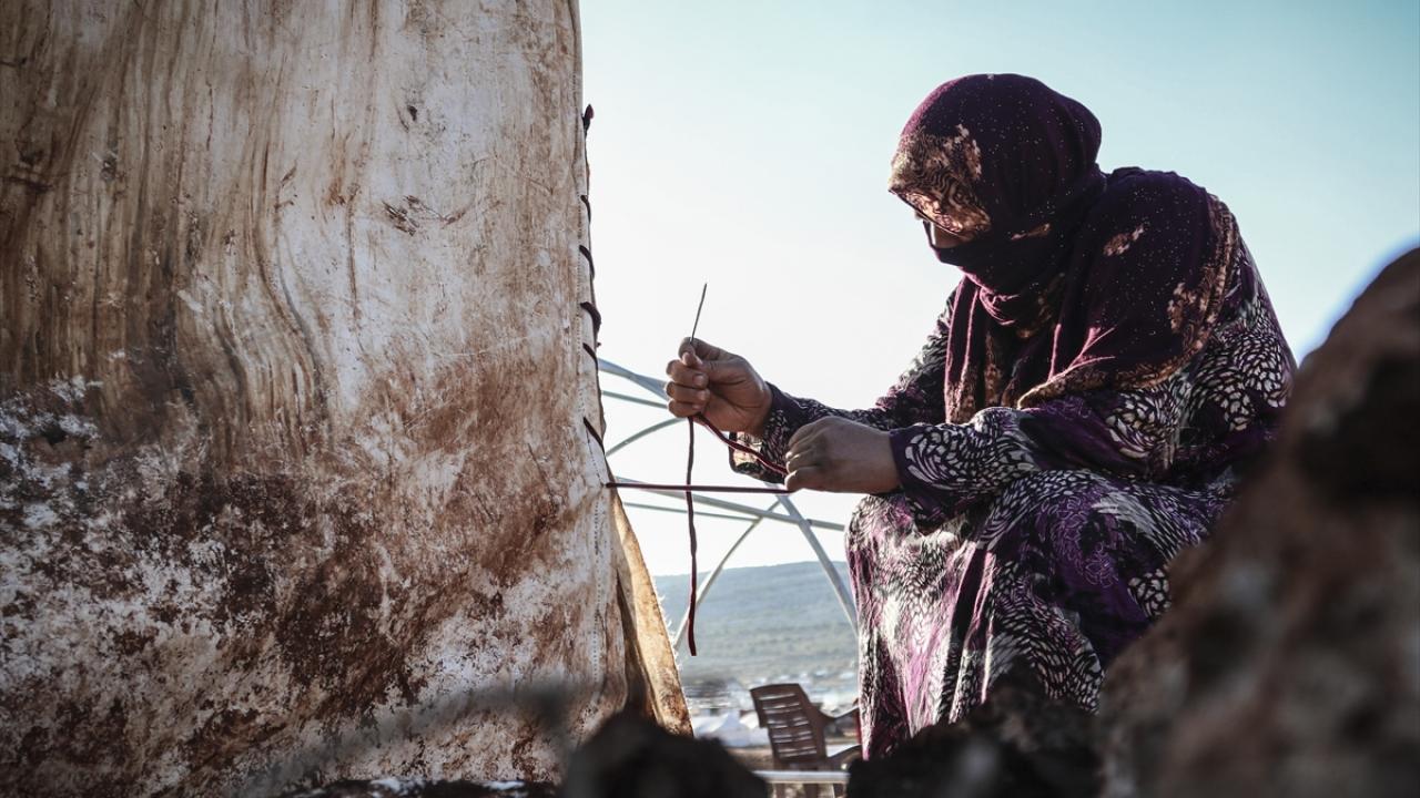 Başlarını sokacak çadır dahi bulamayan siviller, battaniye, hasır, eski kıyafet parçalarını dikerek kendilerine çadır yapıyor.