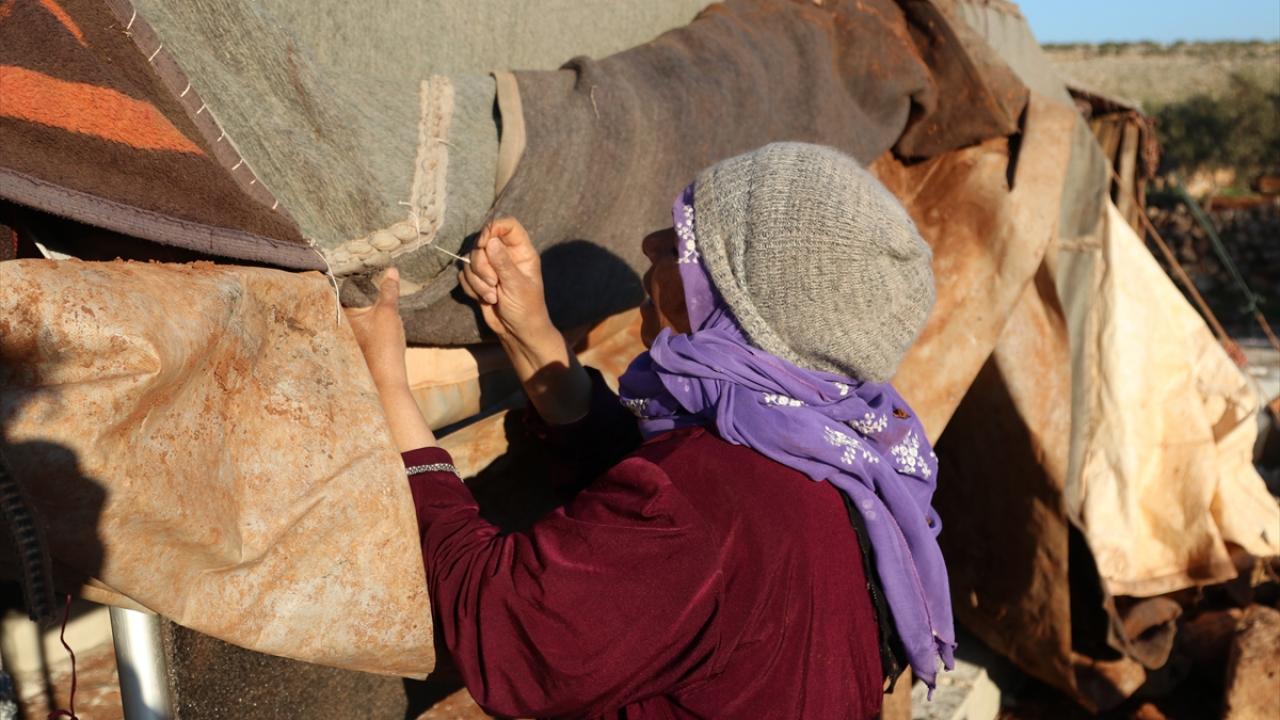 Um Ahmet, "Çadır, battaniye, gıda gibi ürünler çok pahalı. Yağmur yağdığında çadırlarımız su altında kalıyor. Yağmurdan korunmak için çadırlarımızın yırtılan yerlerini battaniye veya minderlerle yamıyoruz." dedi. 
