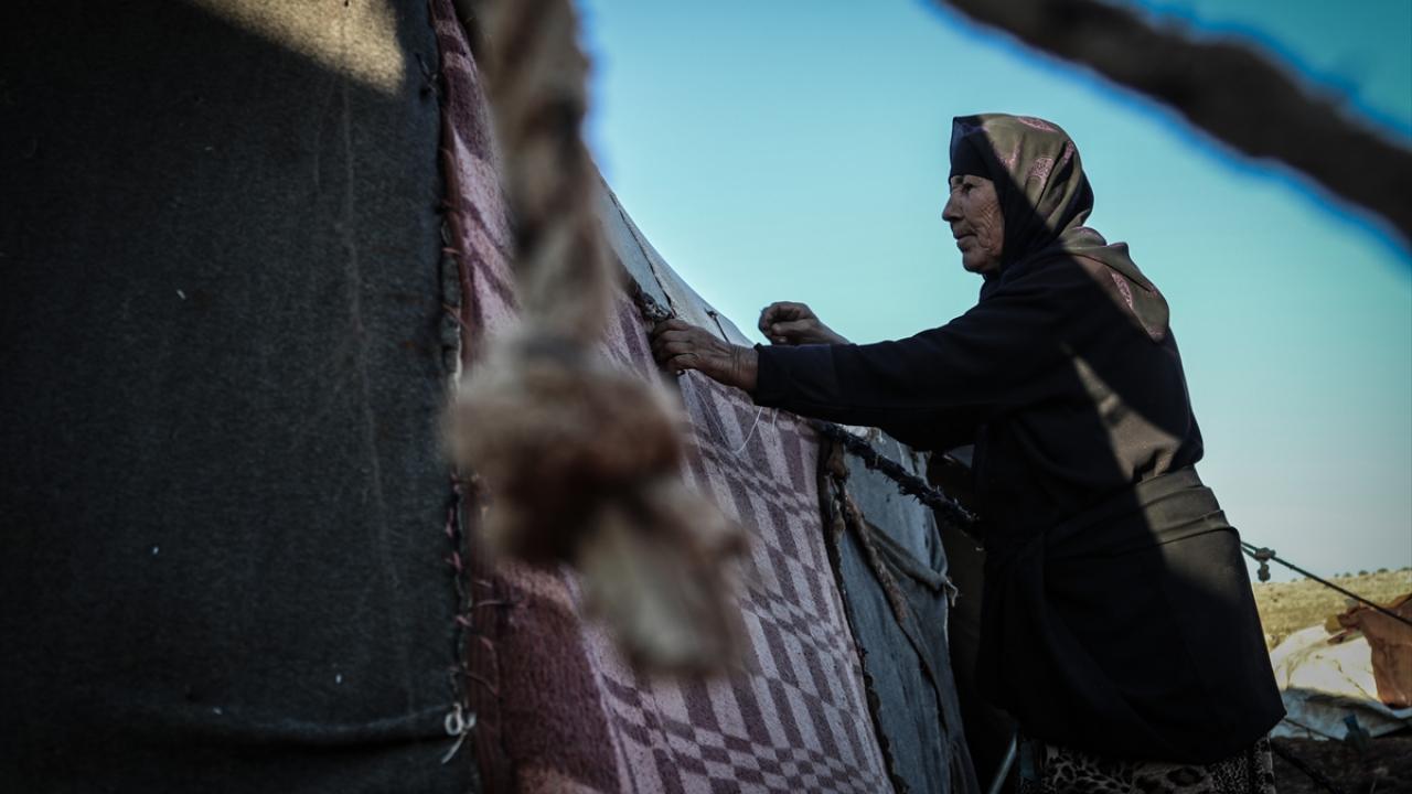 Halime Muhammed de "Çadırlarımız eski. Yağmurluklarımız çürümüş. İğne iplikle çadırlarımıza yama yapıp yağmurdan ve soğuktan korunmaya çalışıyoruz." ifadesini kullandı. 