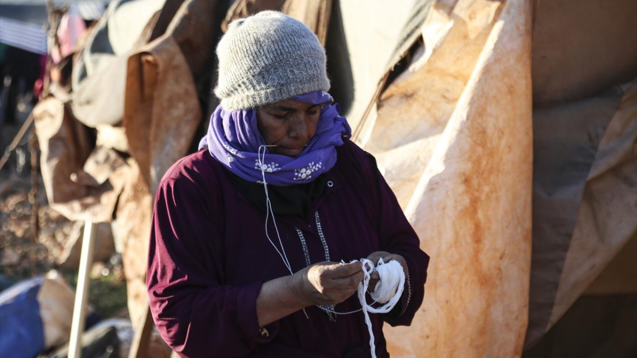 Çadırların briket evler gibi olmadığını belirten Muhammed, burada tüm zorluklara rağmen hayatlarını süründürdüklerini ve yardımseverlerin desteğini beklediklerini belirtti.