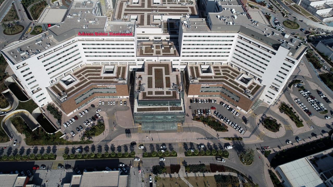 Kamu-özel sektör iş birliği modeliyle Eylül 2017`de hasta kabulüne başlanan Adana Şehir Eğitim ve Araştırma Hastanesi`nde, Eylül 2020 dönemine kadar 3 yılda 6 milyon 984 bin 56 poliklinik hizmeti verildi.