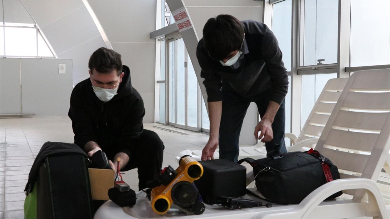 Evinde 6 tane 3 boyutlu yazıcı ve yarış droneları olduğunu aktaran Uyanık, kendisini insansız hava, kara ve su altı araçları alanında geliştirmeye çalıştığını ifade etti.