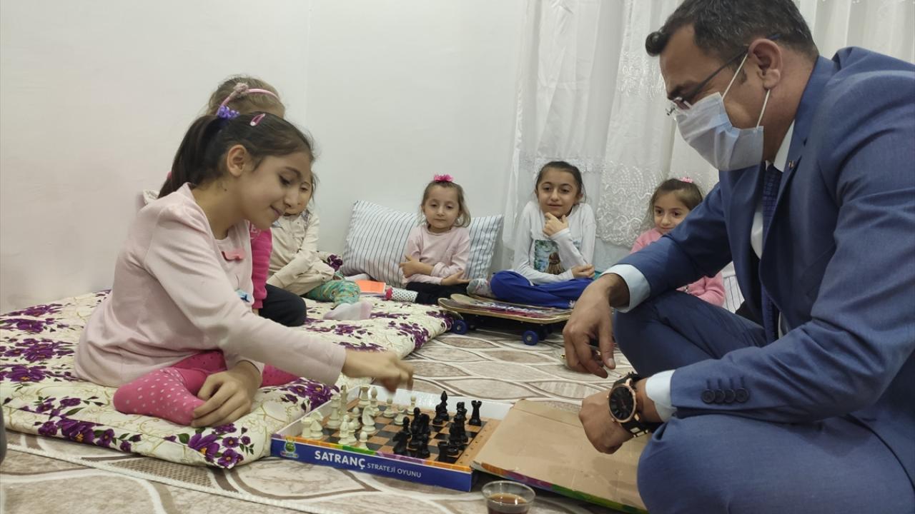 Yaşar çiftinin kızları Songül (11), Zehra (7), Tülay (12), Nurcan (6) ve Sema Yaşar (15) doğuştan yakalandıkları cam kemik hastalığı (osteogenezis imperfekta) nedeniyle yaşıtları gibi oynayamıyor, dışarı çıkamıyor ve yatağa bağımlı yaşıyor.