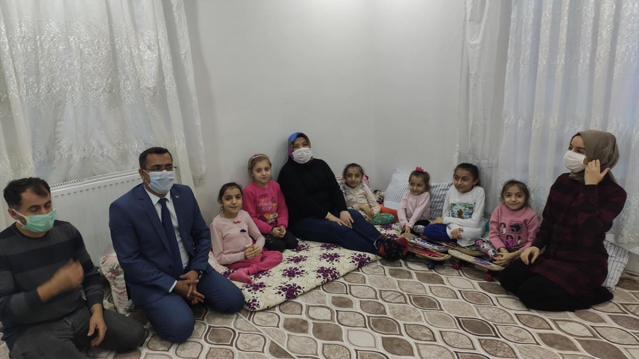 Batman`ın Sason ilçesi Çalışırlar köyünde, yaşları 6 ila 15 arasında değişen ve cam kemik hastalığı yüzünden yaşam mücadelesi veren 5 kız kardeş, devlet desteğiyle okuyacak.