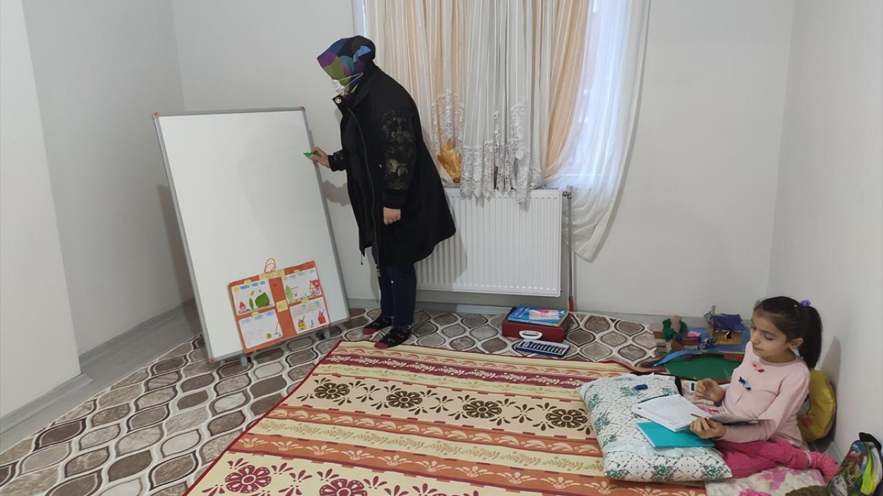 Zorlu bir yaşam mücadelesi veren aileyi, Sason Kaymakamı Samet Serin ve Batman Valisi Hulusi Şahin`in eşi Ebru Şahin`in ziyaret etmesinin ardından, verilen talimatla aileye ilçe merkezinde ev kiralandı.