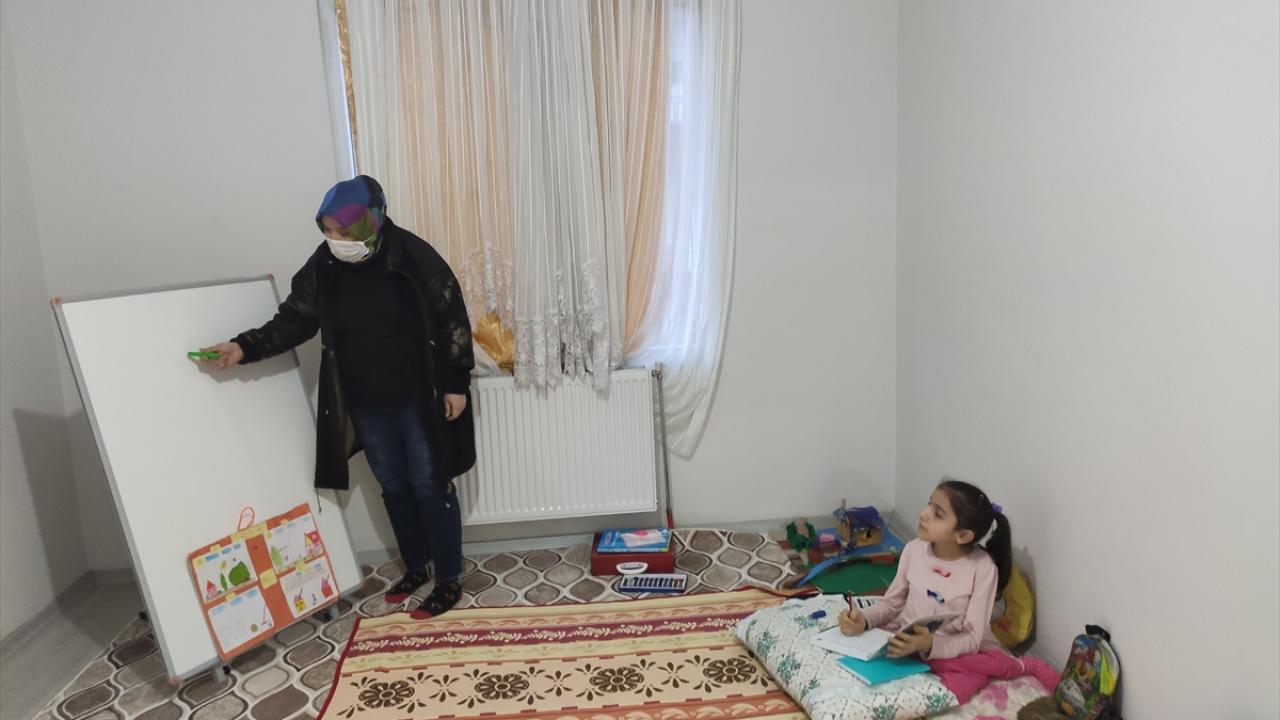 Cam kemik hastası kız kardeşler, Kaymakamlıkça ilçe merkezinde kiralanan eve yerleşti ve en büyük hayalleri olan eğitim hizmetine kavuştu.