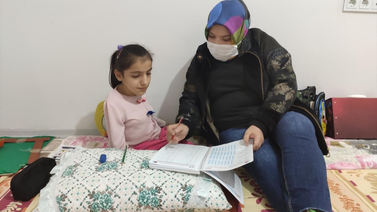 Her birine eğitim seviyelerine uygun öğretmen görevlendirilen kız kardeşler, Covid-19 tedbirleri altında aldıkları eğitimin sevincini yaşıyor.