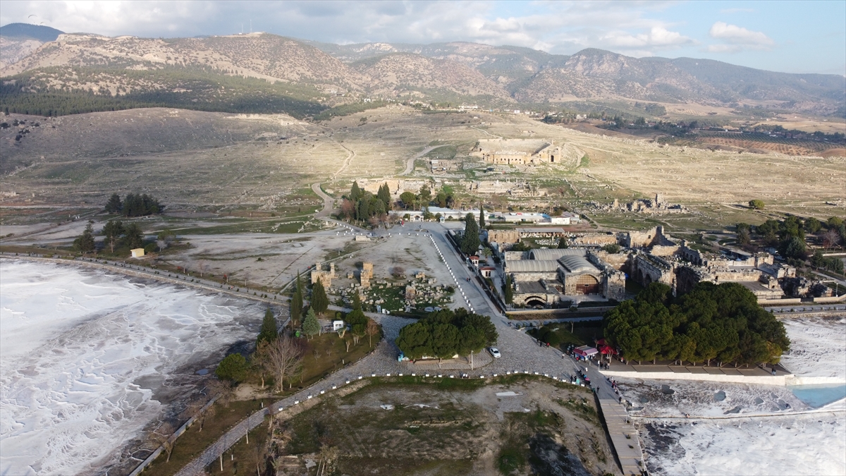 Türkiye`nin önemli turizm destinasyonlarından Pamukkale`ye gelen yerli ve yabancı turistler, yeni tip koronavirüs (Kovid-19) tedbirlerine uyarak ziyaretlerini gerçekleştiriyor.
