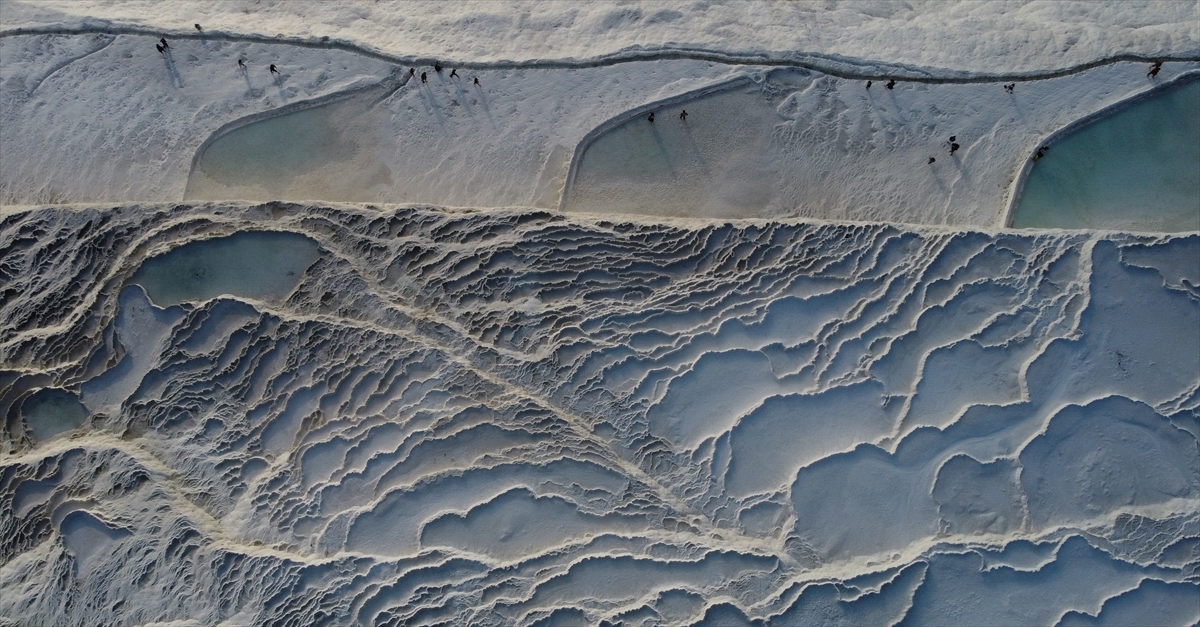 Pamukkale`ye gelen misafirler, maske, sosyal mesafe ve temizlik kuralları doğrultusunda travertenleri, şifalı termal suyu ve çevresindeki antik kentleri görme şansını yakalıyor.