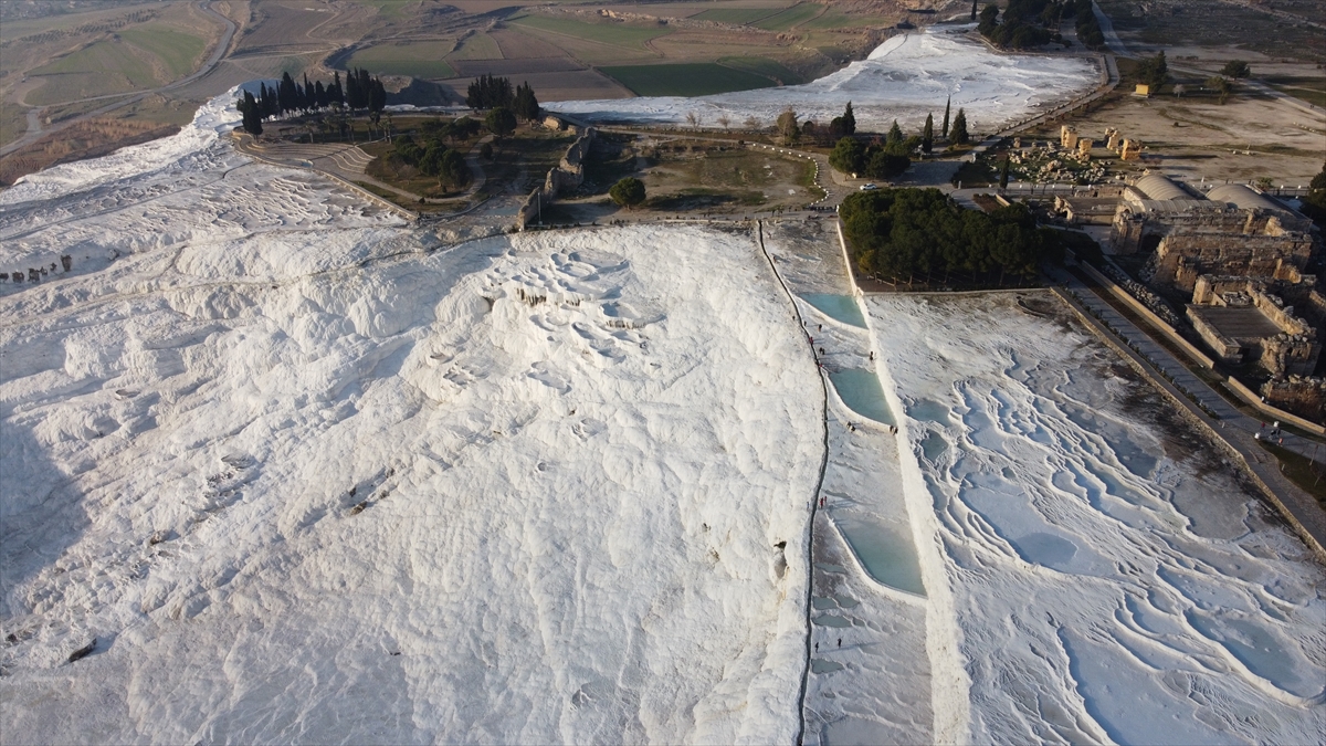 Dört mevsim ilgi gören beyaz cennet, yeni yılda da ziyaretçilerin ilgisini çekmeye devam ediyor.