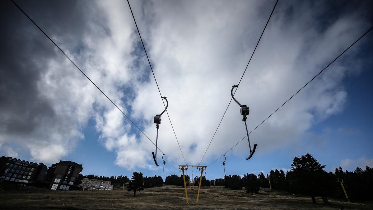 Belli aralıklarla yağan kar, son günlerde hava sıcaklığının 15 derecenin üstüne çıkmasıyla tamamen eridi.