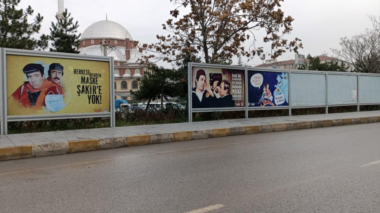 Belediyece hazırlanıp kentteki billboardlara asılan afişlerle, salgınla mücadelede temizlik, maske kullanımı, sosyal mesafe konusundaki tedbirlere işaret ediliyor.