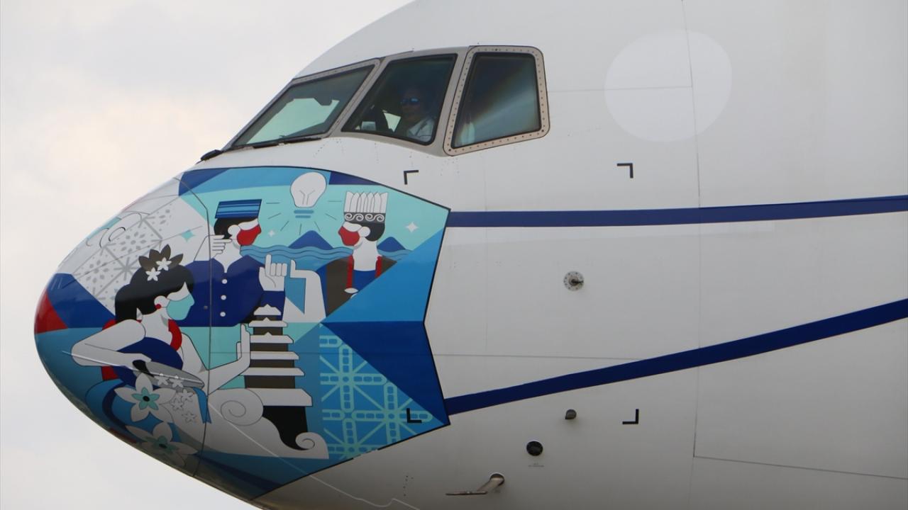 İlaç şirketi Biofarma tarafından işlenecek olan aşılar için 15 milyon toplu doz, Garuda Indonesia hava yolu firmasına ait kargo uçağı ile Soekarno-Hatta Uluslararası Havaalanı`na getirildi.