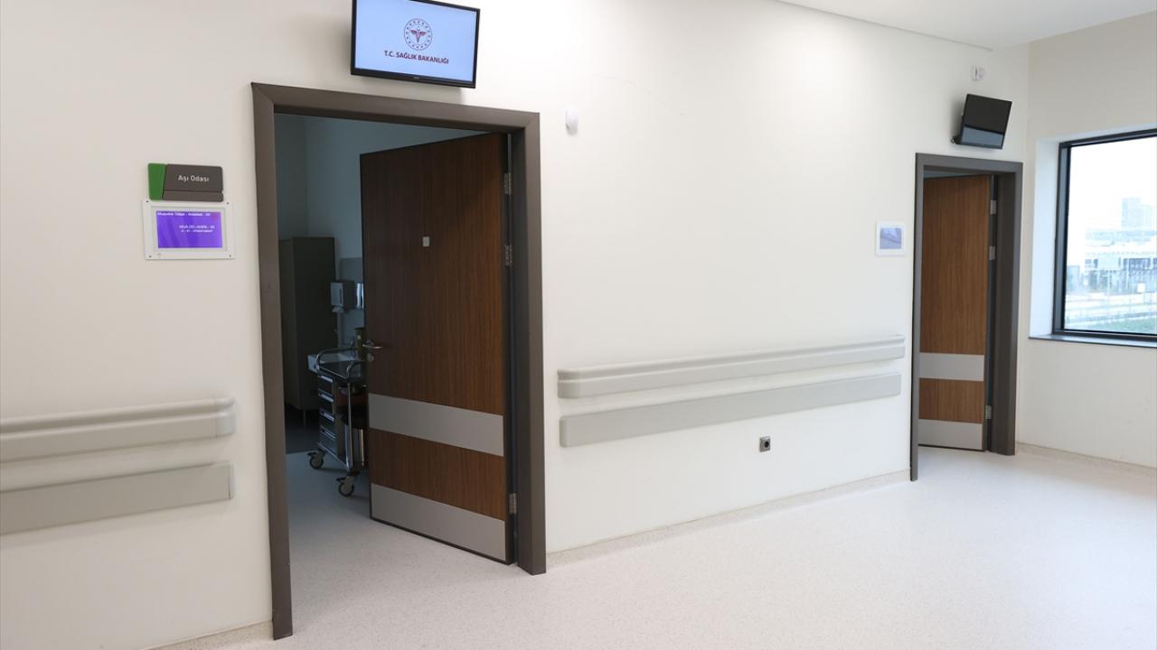 "(Aşı olma kriteri) SMS ile 2023`e mesaj atarak ya da e-Nabız uygulamasından öğrenebilirler"