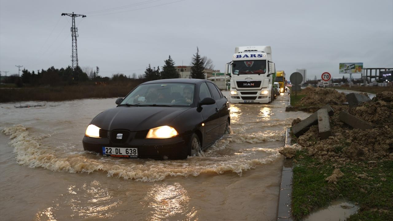 Edirne`de sağanak 36 saatte metrekareye 90 kilograma yakın yağış düştü.
