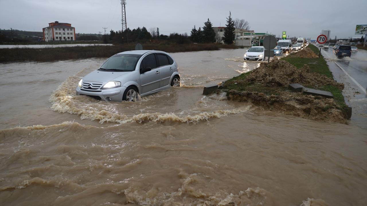 Dünden bu yana devam eden sağanak ara ara şiddetini artıyor.
