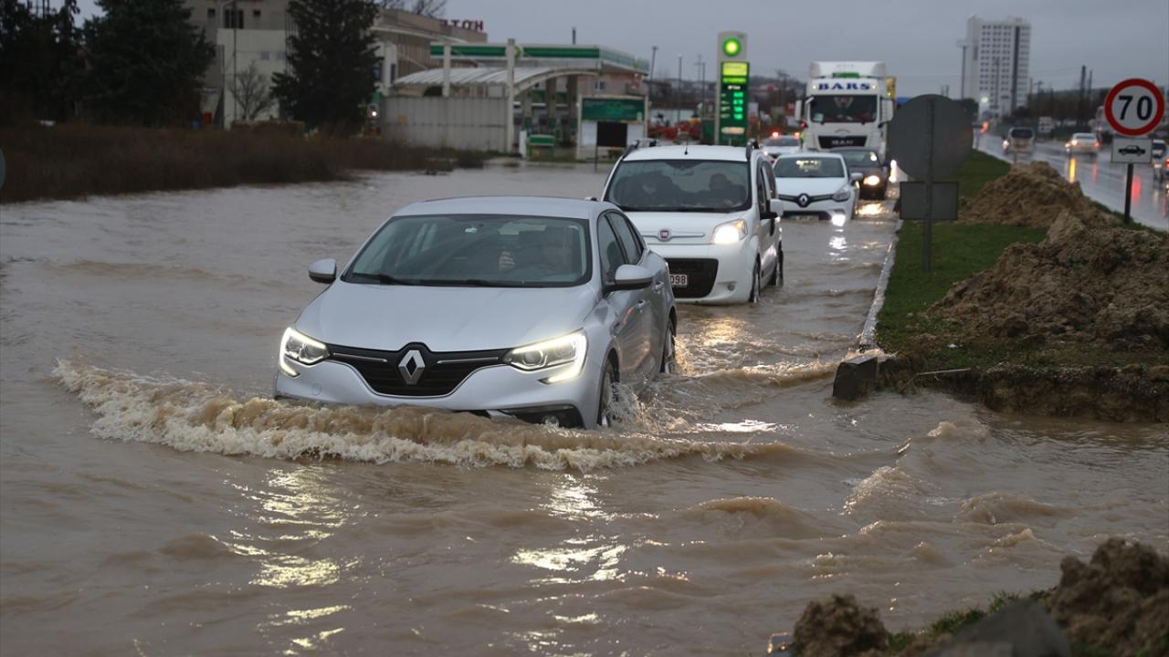 Sağanak nedeniyle kentte bazı yol, cadde ve sokakta su birikintileri oluştu.