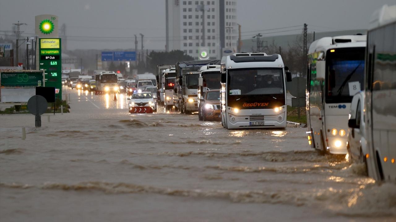 Alt geçitlere de su dolması nedeniyle bazı araçlar bu mevkilerden geçerken olumsuzluk yaşadı.