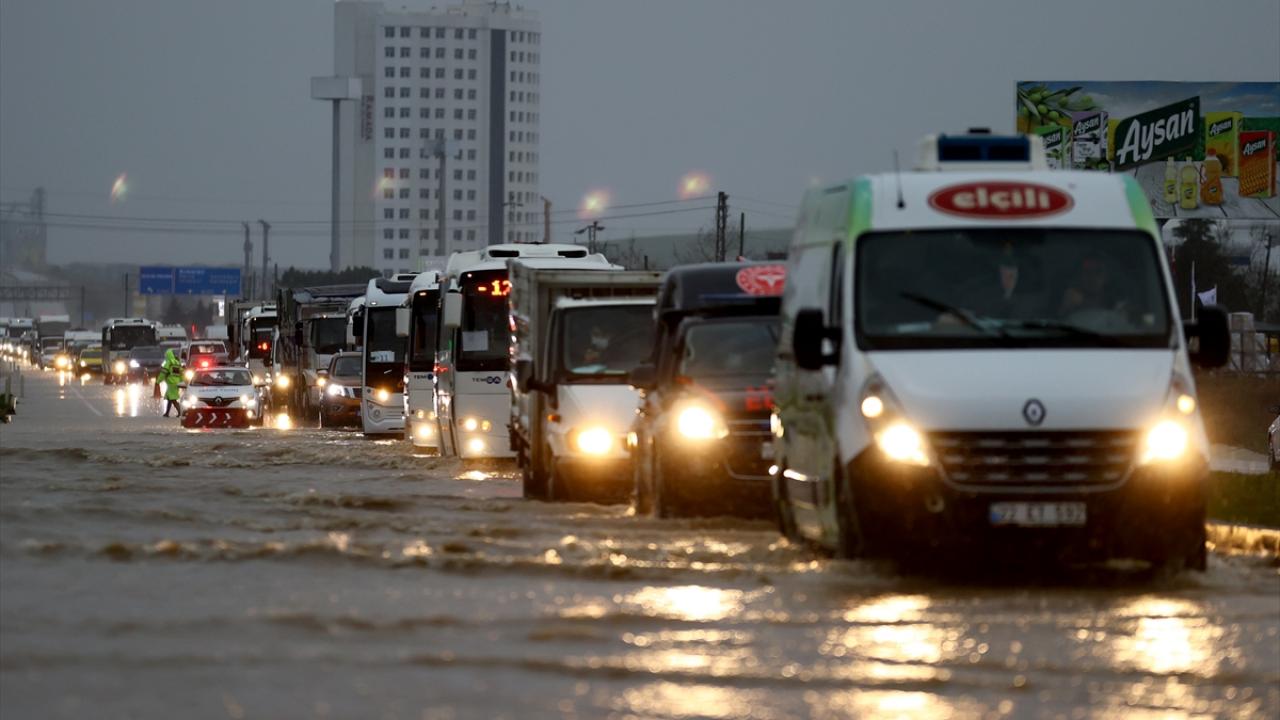 Araç yarıya kadar suya gömüldü