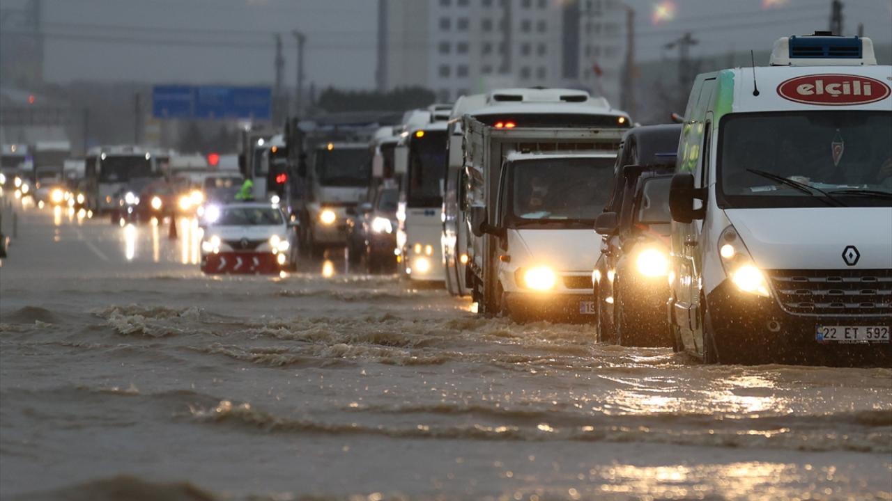 İstasyon Mahallesi`nde bazı evlerin içerisine giren su AFAD tarafından tahliye edildi.