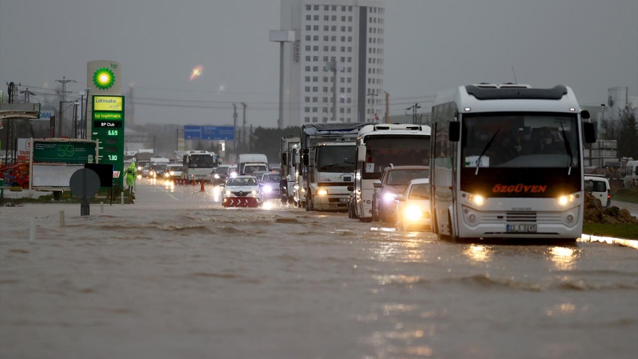D-100 kara yolunda yoğun su birikmesi oluştu.
