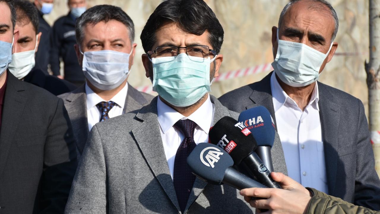 DÜ Rektörü Prof. Dr. Mehmet Karakoç, gazetecilere yaptığı açıklamada, şimdiye kadar yapılan farklı çalışmalarda mezar yerinin net olarak tespit edilemediğini söyledi. 